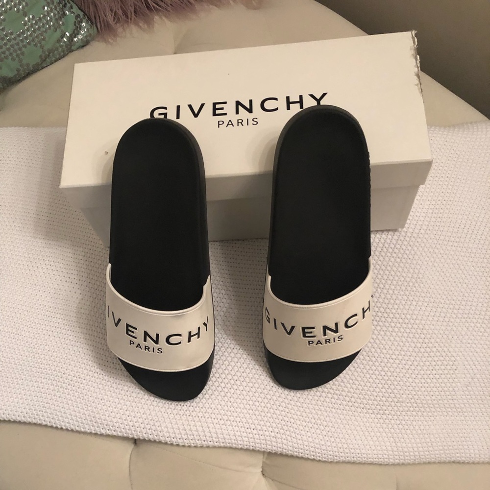 G I V E N C H Y Logo Slides Sz42(US12)